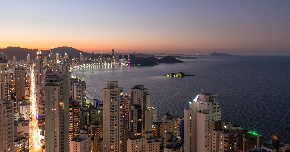 onde fica balneário camboriú