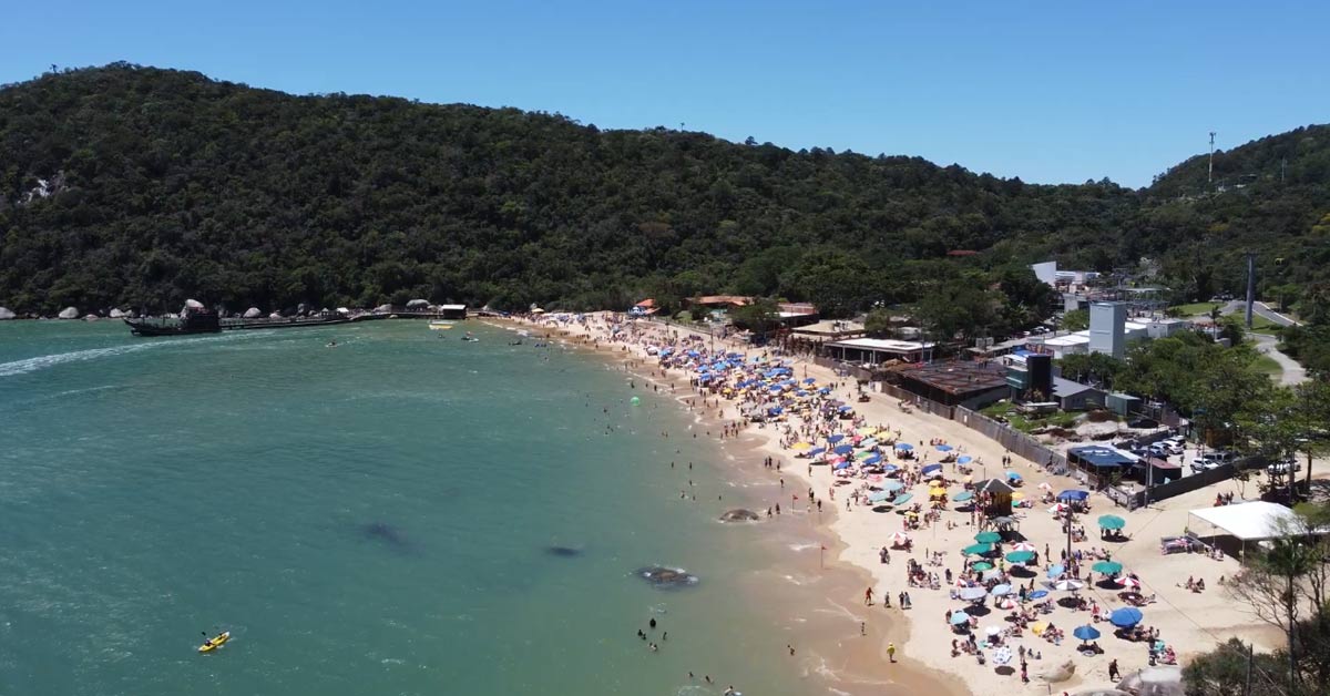 Praia de Laranjeiras em Balneário Camboriú