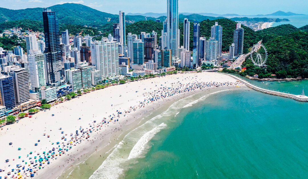 Conheça o Marimar The Place, seu hotel a apenas 50 metros da Praia Central